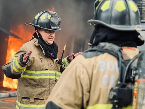 En imágenes: Más de 100 bomberos atendieron el incendio en la fábrica de espumados en Bogotá