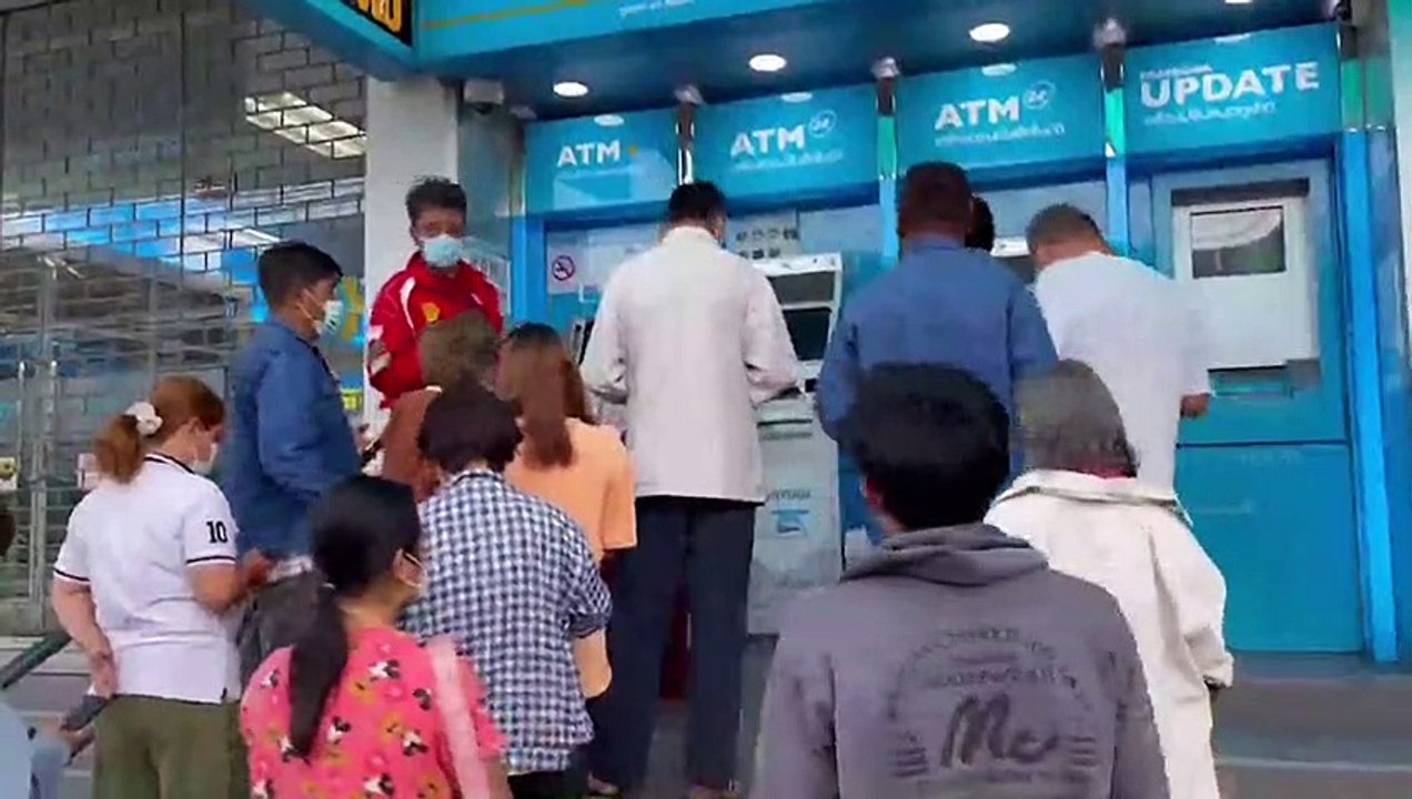 ผู้ค้าสลากกินแบ่งรัฐบาล เฝ้าหน้าตู้ ATM กรุงไทย...