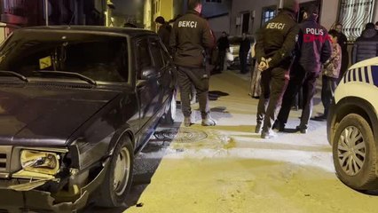 BİNANIN DUVARINA VE ARACA ÇARPAN SÜRÜCÜ OLAY YERİNDEN KAÇTI