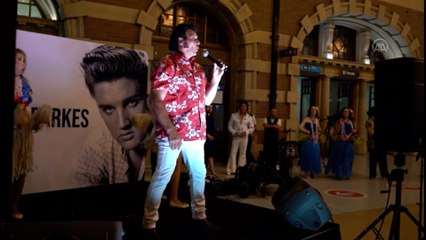 Avustralya'daki Rock and Roll treninde onlarca Elvis var