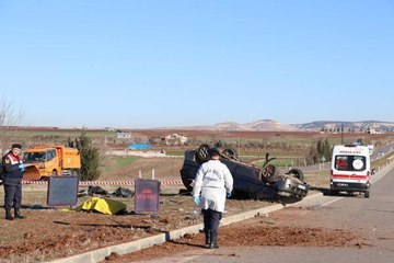 GAZİANTEP'TE OTOMOBİL, ÖĞRENCİ SERVİSİNE ÇARPTI; 1 ÖLÜ, 12 YARALI