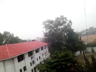 गलन भरी ठंड से ठिठुरे लोग, बारिश भी हो रही