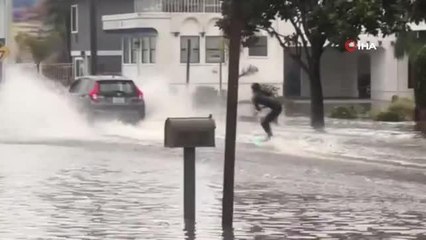 Sel sularında sörf yaptı