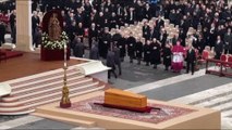 Ratzinger, la bara di cipresso arriva davanti alla basilica