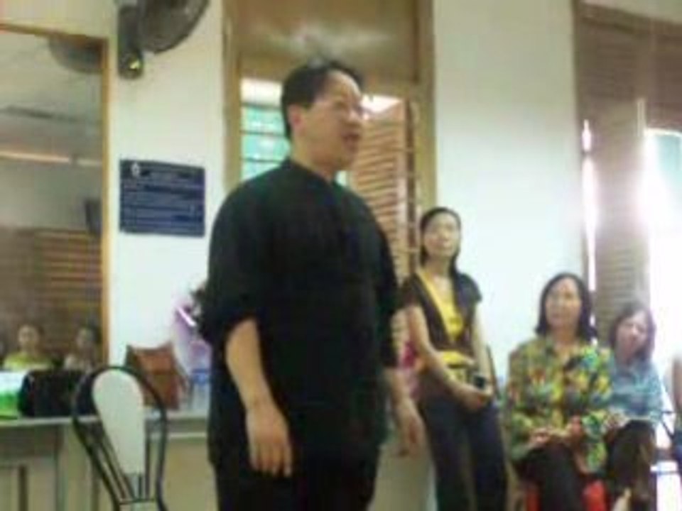 Tran Quang Hai chante "Co La" en chant diphonique