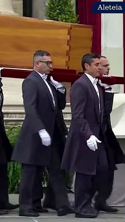 Funerali di Benedetto XVI: arrivo del feretro in Piazza San Pietro