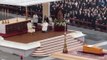 Papa Francesco sul sagrato presiede i funerali di Ratzinger