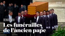 L'arrivée du cercueil de Benoît XVI sur la place Saint-Pierre pour les funérailles de l'ancien pape