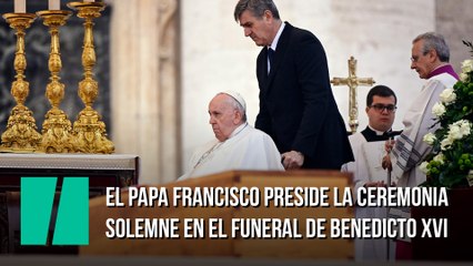 El Papa Francisco preside la ceremonia solemne en el funeral de Benedicto XVI