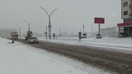 Yüksekova'da kar ulaşımı etkiliyor