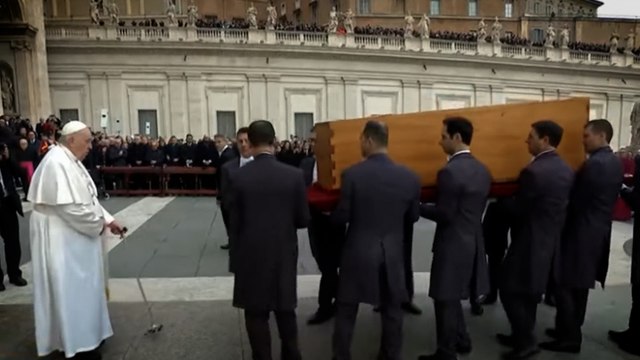 Una plaza de San Pedro abarrotada despide a Benedicto XVI