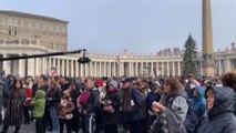 Funerali Ratzinger, la commozione dei fedeli a piazza San Pietro
