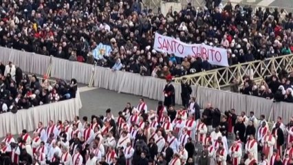 Tải video: Ratzinger, saluto dei fedeli tra applausi e grido 