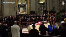 La Reina Sofía visita la capilla ardiente de Benedicto XVI
