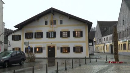 Lumini accesi davanti alla casa Natale di Ratzinger in Baviera