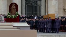 Funérailles de benoît xvi: le cercueil du pape émérite sort de la basilique saint-pierre
