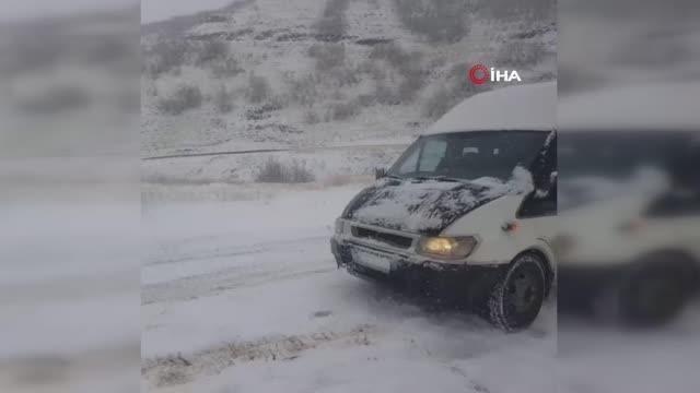 Yüksekova-Şemdinli karayolunda 20'e yakın araç yoğun kar yağışı nedeniyle mahsur kaldı