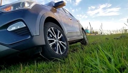 Família leva susto após Creta sair da pista e colidir no canteiro da BR-277 em Cascavel