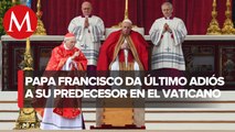 El papa Francisco toma el micrófono para dar inaugurada la misa en honor a Benedicto XVI