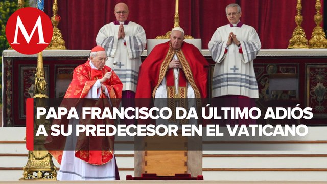 El papa Francisco toma el micrófono para dar inaugurada la misa en honor a Benedicto XVI