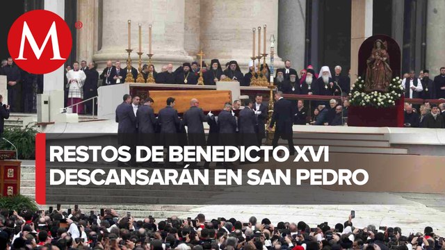 Trasladan féretro del Papa emérito a grutas vaticanas en Plaza de San Pedro