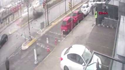 Takla atan otomobilin lastikleri fırladı, kaza anı kamerada