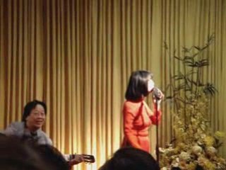 Bach Yen  chante sa chanson fétiche Đêm Đông