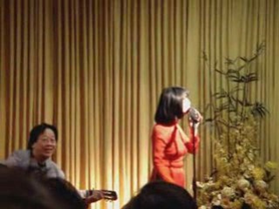 Bach Yen  chante sa chanson fétiche Đêm Đông