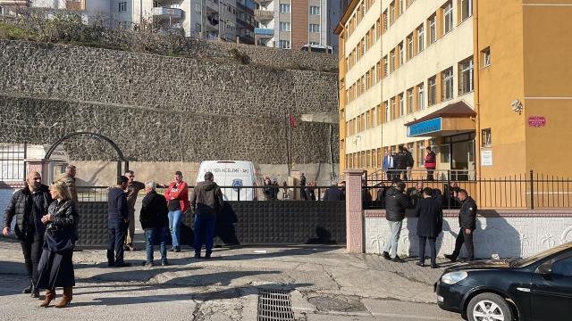 Okulda dehşet! 17 yaşındaki çocuk silahla annesini öldürüp, sevgilisini yaraladı