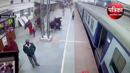 Download Video: बिहार: चलती ट्रेन के नीचे आने से RPF जवान ने आदमी को बचाया; देखें वीडियो