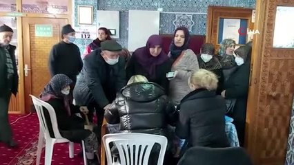 Sağlık ekipleri hastaneye gidemeyen vatandaşlar için kilometrelerce yol katetti