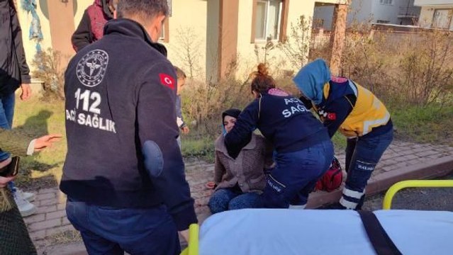 EVİNE GİREN ELİ BIÇAKLI KİŞİYİ GÖRÜNCE, 3 YAŞINDAKİ OĞLUYLA BALKONDAN ATLADI