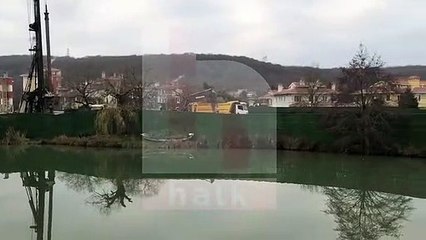 Kemer Country'deki kaçak köprüye kılıf uydurdularDemirören Holding'in Ziraat Bankası'ndan krediye karşılık aldığı Kemer Country’de süren inşaat çalışmaları kapsamında derenin üzeri kapatılarak izinsiz yapılan köprü Devlet Su İşleri (DSİ) tarafından uygun