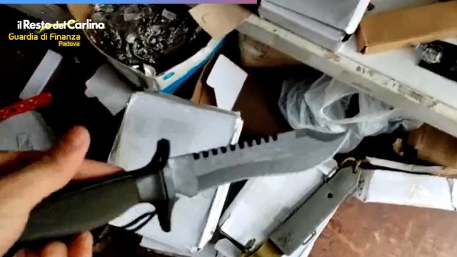 Padova, arsenale di armi bianche: sequestrati 10 mila tra pugnali, katane, manganelli