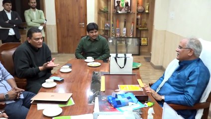 सीएम भूपेश से मिले भारतीय टीम के पूर्व कप्तान, दादा बनने की दी बधाई