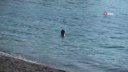 Ülkenin doğusunda kar esareti yaşanırken Bodrumlu vatandaşlar denize girip güneşlendi