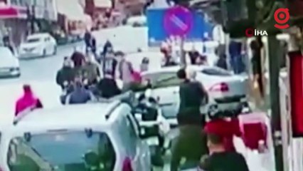 Tải video: El frenini çekmeyi unutunca geriye doğru kayan otomobil iş yerine girdi