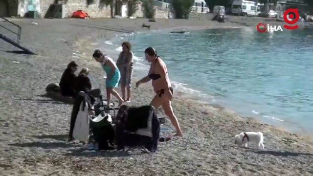 Bodrum’da yazdan kalma günler: Denize girip güneşlendiler
