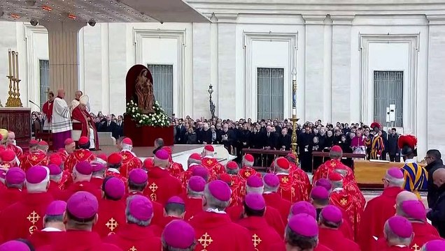 Zehntausende nehmen auf dem Petersplatz Abschied von Benedikt XVI.