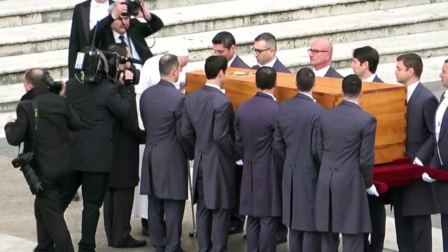 L'ultimo saluto di Papa Francesco al feretro di Benedetto XVI prima che scenda nella cripta