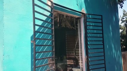 Suposto incêndio criminoso deixa casa destruída no Cascavel Velho