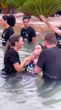 Apresentadora Nadja Haddad é batizada nas águas