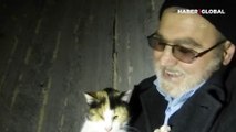 Minarede mahsur kalan kedinin yardımına din görevlisi koştu