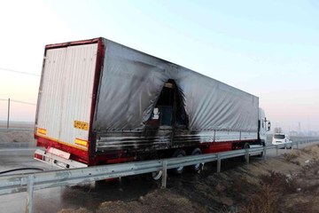 Iğdır'da seyir halindeki tırın dorsesi yandı