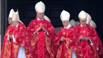 Papa Francisco dio su último adiós a Benedicto XVI ante miles de fieles