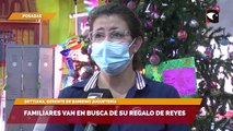 Familiares van en busca de su regalo de reyes