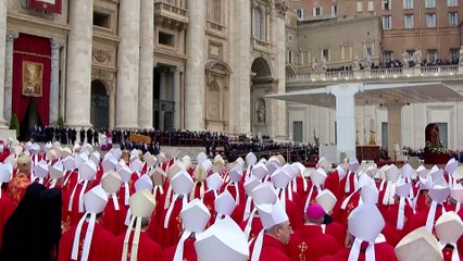 Papa Francisco dio su último adiós a Benedicto XVI ante miles de fieles