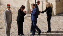 GALA VIDEO - “Regard bleu intense, chemise ouverte…” : Emmanuel Macron drôlement raconté par Roselyne Bachelot !