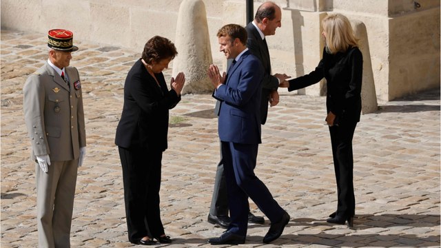 GALA VIDEO - “Regard bleu intense, chemise ouverte…” : Emmanuel Macron drôlement raconté par Roselyne Bachelot !