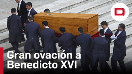 Larga ovación a la entrada y salida del féretro de Benedicto XVI en San Pedro